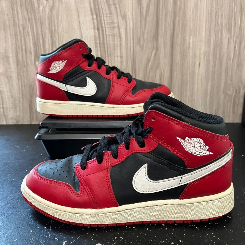 Jordan 1 Mid Gym Red Black White GS Shoe Size 5Y DQ8423-061 Black/Gym Red/White